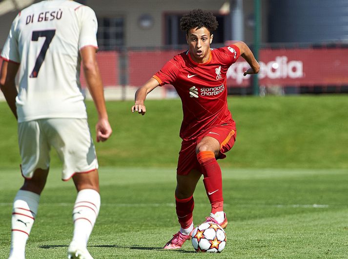 Kaide Gordon á ferðinni með unglingaliði Liverpool í leik á móti AC Milan í UEFA Youth League.