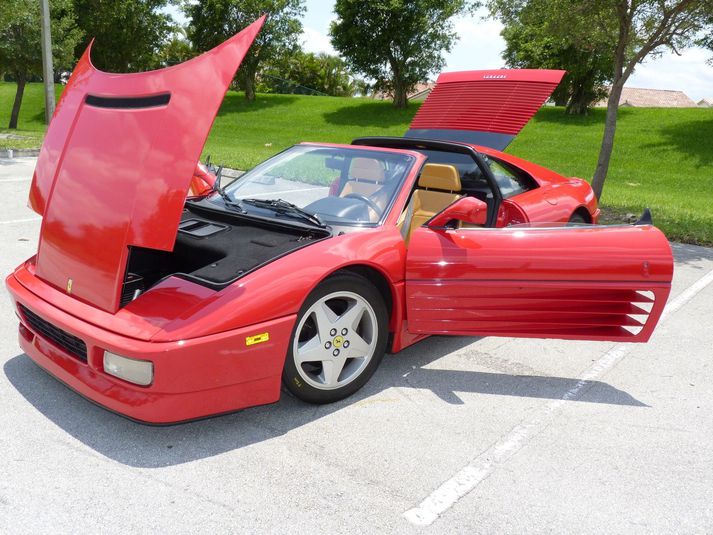 Ferrari 348 TS sem var eitt sinn til sölu á 30.500 dollara. Einn af þeim bílum sem oftast kemur upp í hugann þegar hugurinn reikar til Ferrari. 