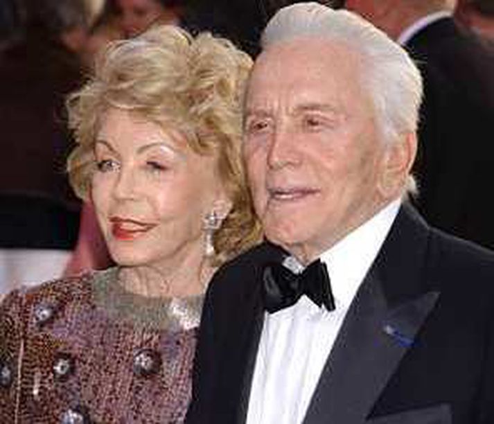 Kirk Douglas ásamt konu sinni Anne á Óskarsverðlaunahátíðinni 2004.