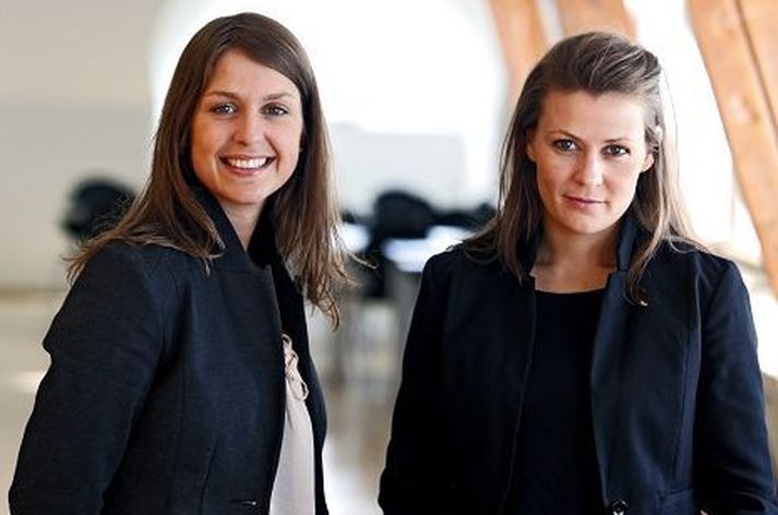 Kristín og Þóra Tómasdætur gefa út uppflettirit fyrir stelpur í haust þar sem þær svara spurningum um allt milli himins og jarðar. 
Fréttablaðið/valli