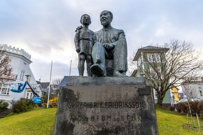 Styttan af séra Friðriki Friðrikssyni stendur á horni Amtmannsstígs og Lækjargötu. 