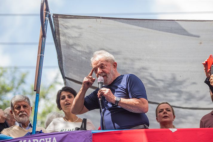 Lula ávarpaði stuðningsmenn sína í dag þar sem hann tilkynnti þeim að hann myndi gefa sig fram.