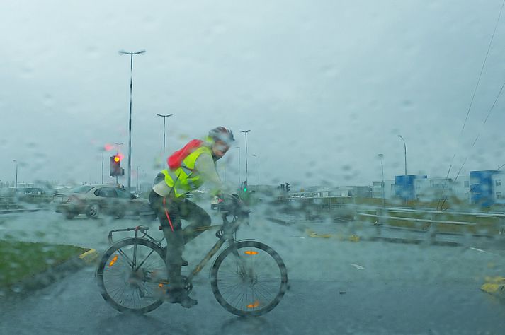 Vindhraði gæti farið yfir 20 m/s um tíma suðvestanlands síðdegis í dag.