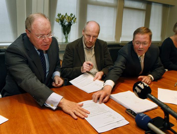 Árni Tómasson, formaður skilanefndar Glitnis, gekk frá samningum um frágang mála bankans fyrir tíu dögum. Steingrímur J. Sigfússon fjármálaráðherra og Þorsteinn Þorsteinsson skrifuðu undir fyrir ráðuneytið.Fréttablaðið/Anton