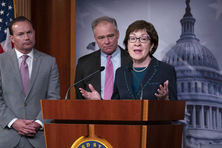 Repúblikaninn Susan Collins útskýrir atkvæði sitt fyrir fréttamönnum. Á hana horfa frá vinstri Repúblikaninn Mike Lee og Demókratinn Tim Kaine.