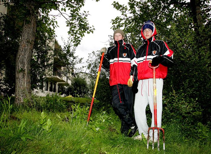 Þessir ungu menn hafa unnið við störf hjá Vinnuskólanum. Um 1000 nemendur mættu til vinnu þar í dag.