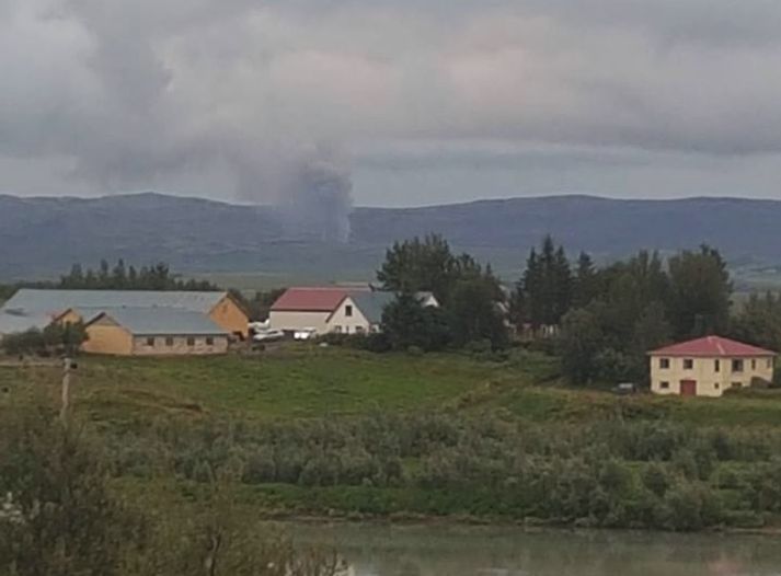 Eins og sjá má var talsverður reykur sem barst frá pökkunarhúsinu.