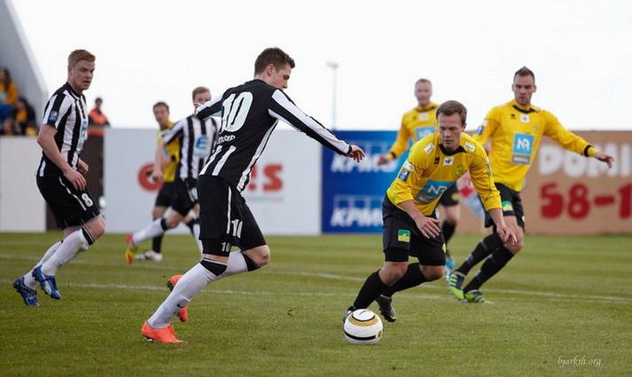 Kjartan Henry Finnbogason úr KR í baráttunni gegn Einari Loga Einarssyni úr liði ÍA.