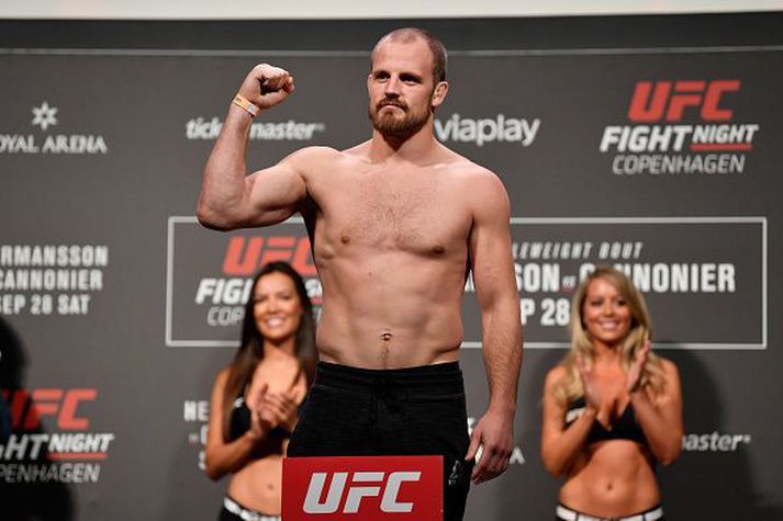 Gunnar Nelson í vigtuninni í Kaupmannahöfn í september 2019.