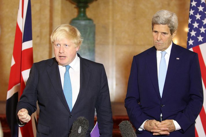 Boris Johnson og John Kerry á blaðamannafundi í London í dag.