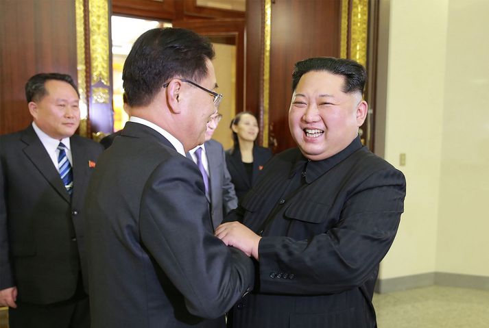 Kim Jong-un heilsar þjóðaröryggisráðgjafa Suður-Kóreu í síðasta mánuði.