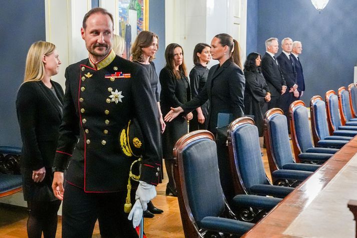 Hákon áttundi í gær. Í bakgrunninum má sjá Ingiríði Alexöndru krúnprinsessu.