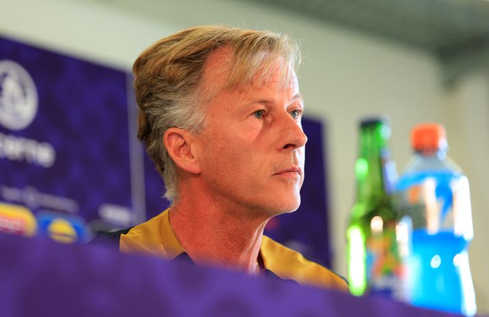 Þjarmað var að Andries Jonker, landsliðsþjálfara Hollands, á blaðamannafundi í gær