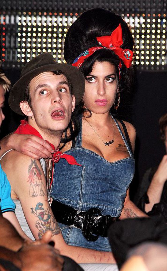 Fyrrverandi eiginmaður Amy Winehouse vildi ekki mæta handjárnaður í útförina.
