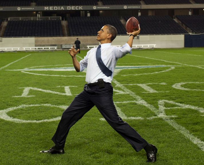 Obama kastar hér bolta á Soldier Field, heimavelli Chicago Bears.