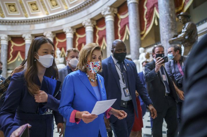 Nancy Pelosi og demókratar á bandaríka þinginu önduðu léttar í kvöld þegar þeim tókst að framlengja fjárheimildir alríkisins og afstýra lokunum á ögurstundu.