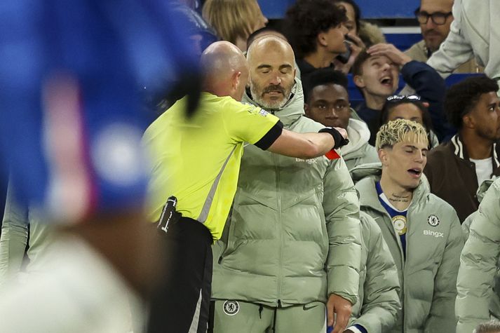 Anthony Taylor gaf Enzo Maresca rauða spjaldið eftir fagnaðarlætin.