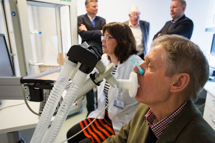 Bjarni Finnson, formaður stjórnar Pokasjóðs, prófar nýja tækið.