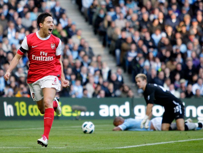 Samir Nasri fagnar marki sínu á móti Manchester City.