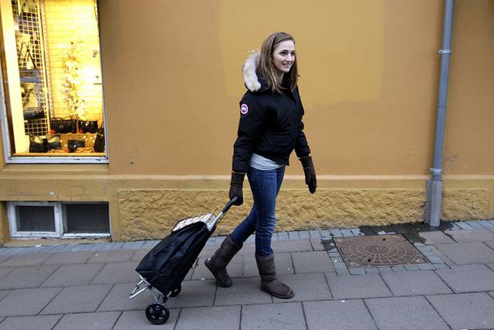 Ungir sem aldnir draga nú innkaupavörurnar á eftir sér.