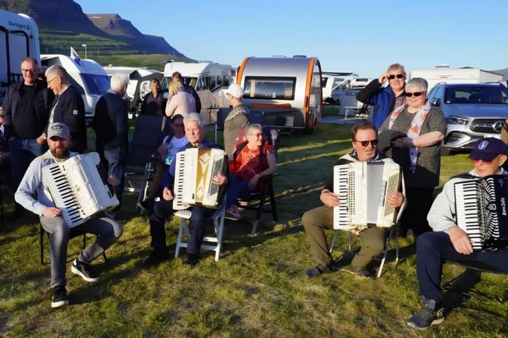 Nikkurnar þandar.