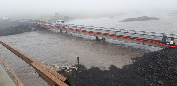 Svona var staðan við brúnna yfir Jökulsá á Sólheimasandi í gær.