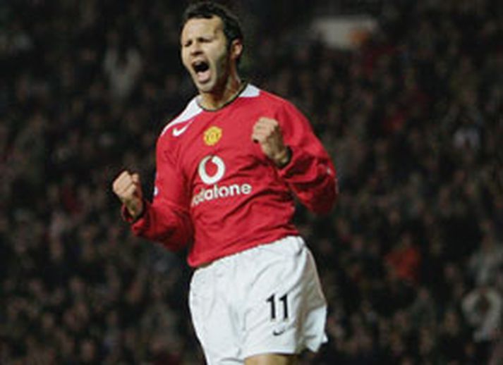 Giggs fagnar marki sínu áðan.