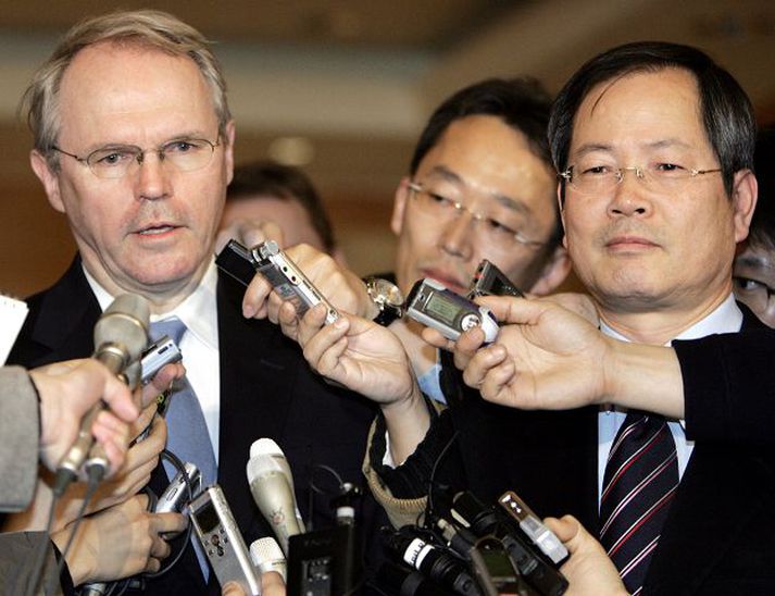 Christopher Hill. Aðstoðarutanríkisráðherra Bandaríkjanna og suður-kóreskur starfsbróðir hans, Chun Yung-woo, í Seúl í gær.