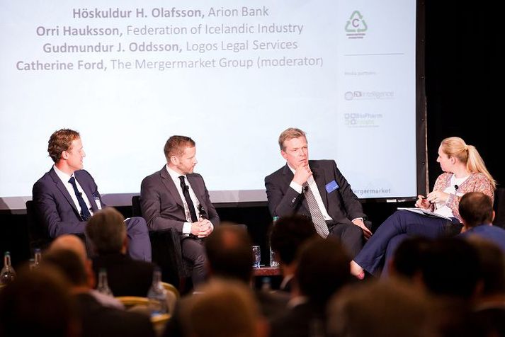 Guðmundur J. Oddsson frá Logos, Orri Hauksson, framkvæmdastjóri Samtaka atvinnulífsins, Höskuldur H. Ólafsson, forstjóri Arion banka, og Catherine Ford, ráðstefnustjóri Mergermarket, velta fyrir sér fjárfestingarumhverfi á Íslandi.
