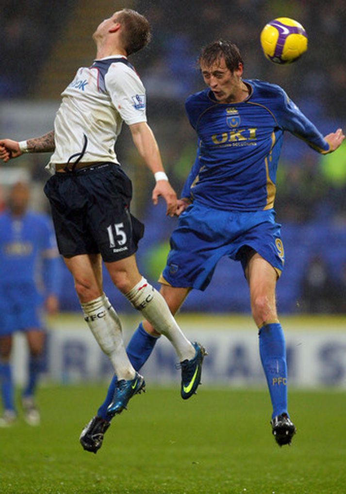 Grétar Rafn í baráttu gegn hinum hávaxna Peter Crouch.