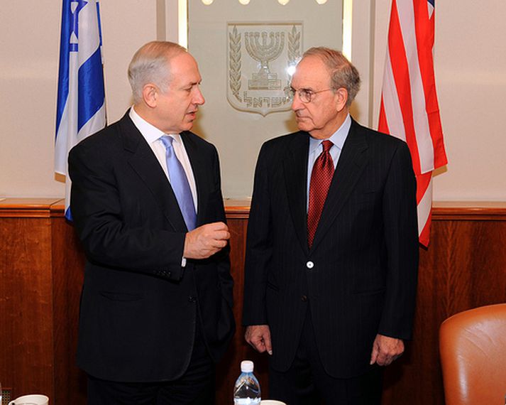 George Mitchell (th) og Benjamín Netanyahu forsætisráðherra Ísraels.