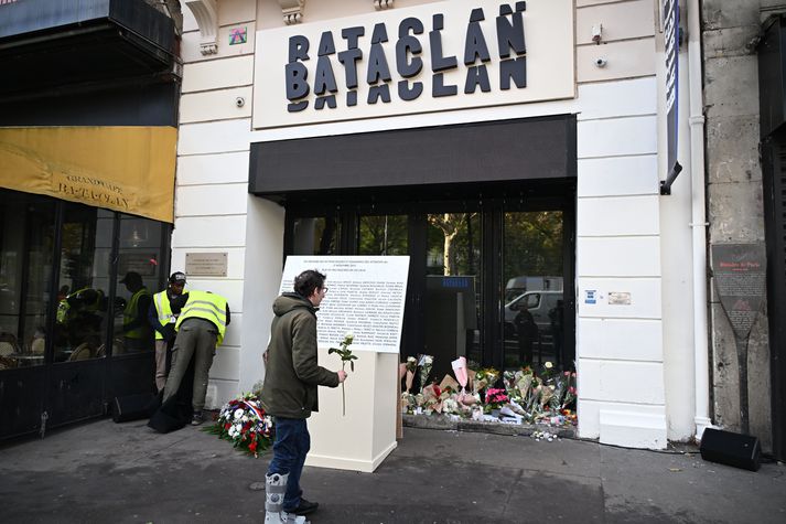 Frá leikhúsinu Bataclan í París þar sem íbúar minnast árásanna. 