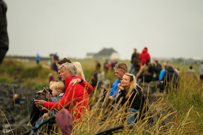 Fjöldi fólks var saman kominn á Seltjarnarnesi til þess að fylgjast með almyrkvanum skella á. 