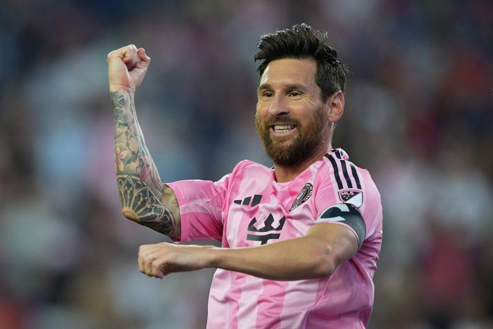 Lionel Messi fagnar fyrsta marki sínu og Inter Miami í sigrinum á New England Revolution í nótt.