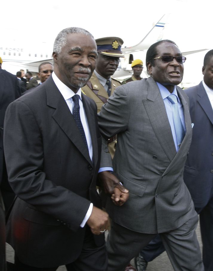 Mugabe tók á móti Thabo Mbeki í dag þegar hinn síðastnefndi kom til að vera vitni af undirrituninni.