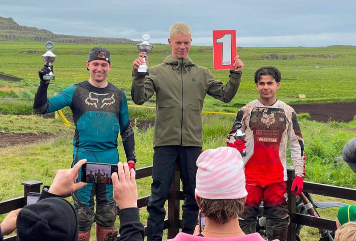 Mótoskross-kappar með verðlaunagripi sína.