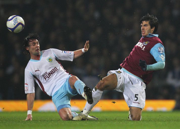 James Tomkins hér til hægri.