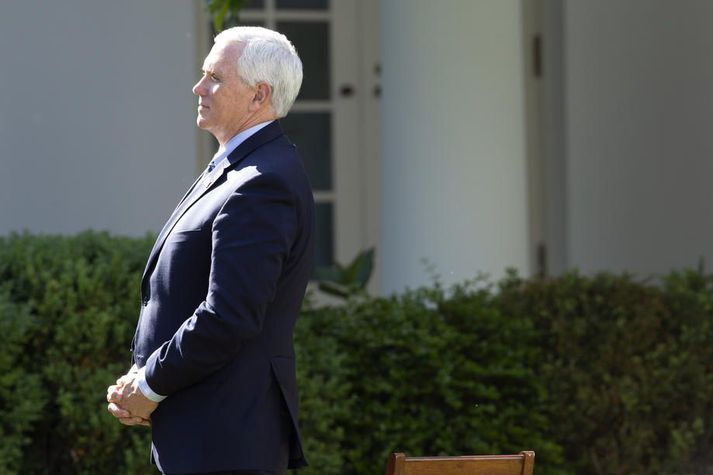 Mike Pence, varaforseti Bandaríkjanna, ætlar að halda fjarlægð við annað fólk í varúðarskyni. Blaðafulltrúi hans greindist smitaður af kórónuveiru á föstudag.