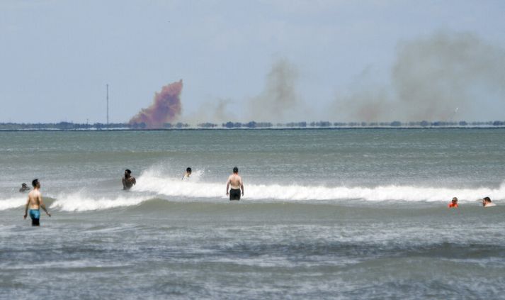 Appelsínugulan reyk lagði frá prófunarsvæði SpaceX.