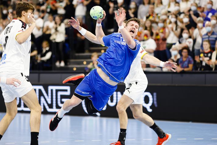 Elias Ellefsen á Skipagötu átti stórleik og bjó til tuttugu mörk en það var ekki nóg fyrir færeyska landsliðið.