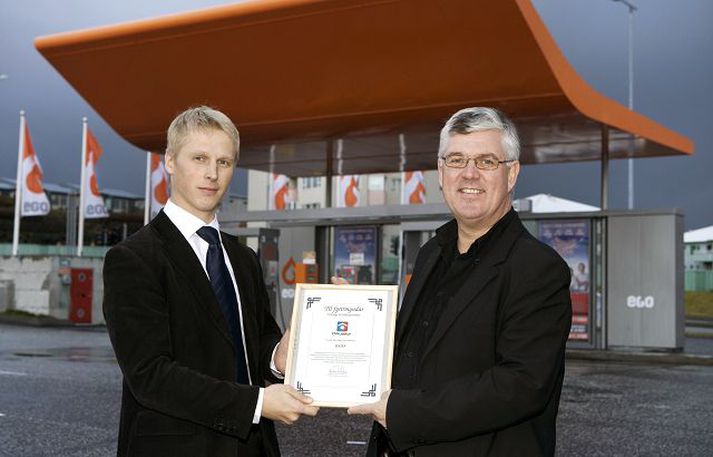 Tekið á móti viðurkenningu Sigurður Ingi Friðleifsson, framkvæmdastjóri Orkuseturs, afhendir Jóhanni P. Jónssyni, framkvæmdastjóra EGO, viðurkenningu Orkuseturs.
