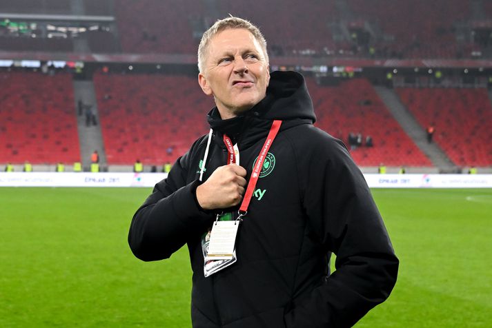 Heimir Hallgrímsson horfir upp til stuðningsmanna írska landsliðsins sem voru ekki á besta stað á leikvanginum í Búdapest.
