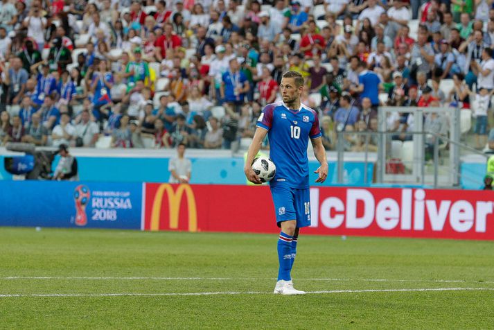 Gylfi Þór Sigurðsson undirbýr sig að taka vítaspyrnuna.