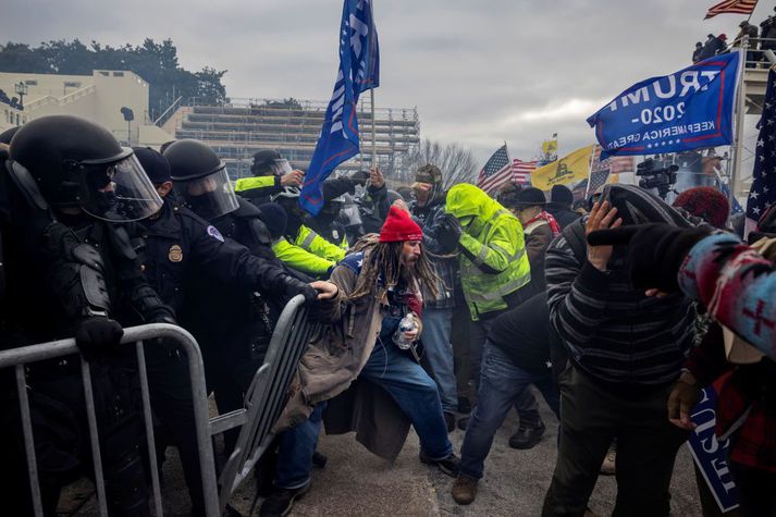 Stuðingsmenn Trump gengu hart fram gegn lögreglumönnum sem reyndu að verja þinghúsið af veikum mætti. Lögreglumennirnir enduðu á aö hörfa undan áhlaupinu og múgurinn braust inn í þinghúsið.