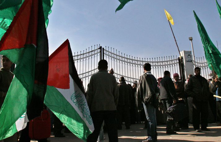 Palestínumenn við landamærastöðina í Rafah í gær.