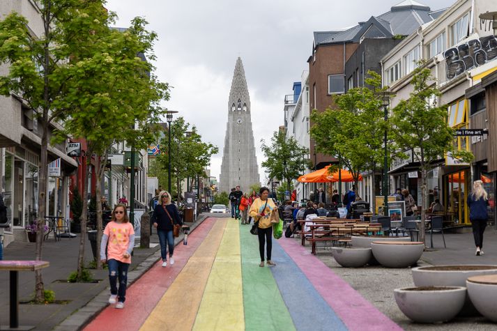 Fjöldi ferðamanna á Íslandi nálgast fyrra metár.