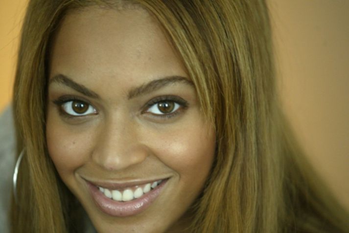 Beyoncé Knowles er ein þeirra sem ætlar að syngja í laginu í tengslum við - Stand Up To Cancer - sem kemur út 2. september. MYND/AFP