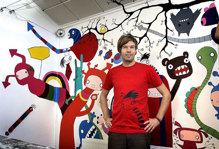 Guðjón Rúnar Emilsson, eigandi Fígúru, hefur tekið ástfóstri við vegginn góða og býður upp á fatnað með áprentuðum fígúrum af honum. Hann lokar í dag.fréttablaðið/gva
