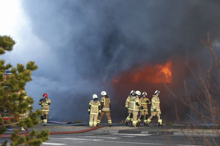 Slökkviliðið er að störfum.