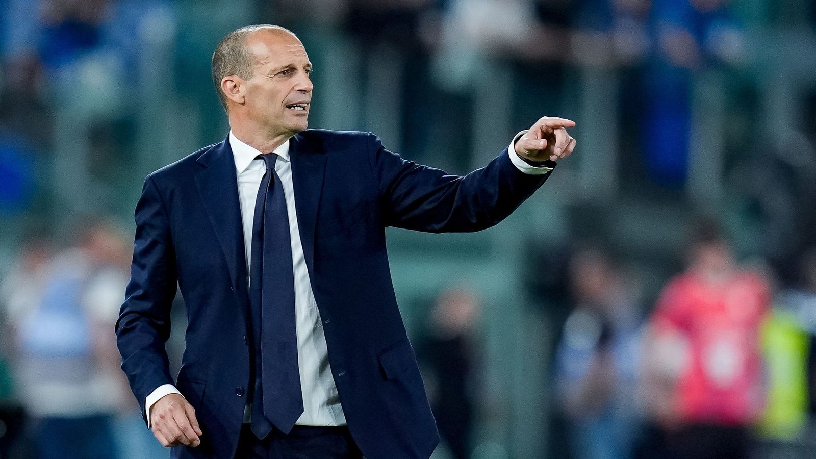 Allegri og allir stjórn­endur AC Milan reknir
